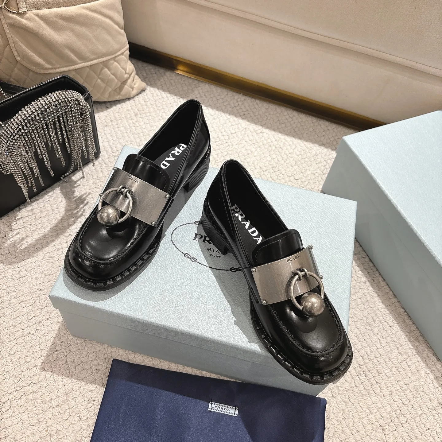 👟👟Ex-factory price 600👟👟 Prad✅Certified𝟐𝟎𝟐5𝙨𝙨 Early Spring Prada💯 #陈昊宇 Same style, many celebrity internet celebrities have the same style/medium-heeled British loafers, the metal buckle design adds a sense of sophistication, the overall shape is full of aura, and the British style small leather shoes are casual and high-end. Chen Haoyu’s same style/Prada25ss loafers! Fabric: Imported open edge beads Lining: Imported sheepskin Insole: Imported cowhide Women's model: Standard code 35-41 (customized at 40.41).  Color: black. light brown. white #陈昊宇 Same style Prada loafers # Temperament wear